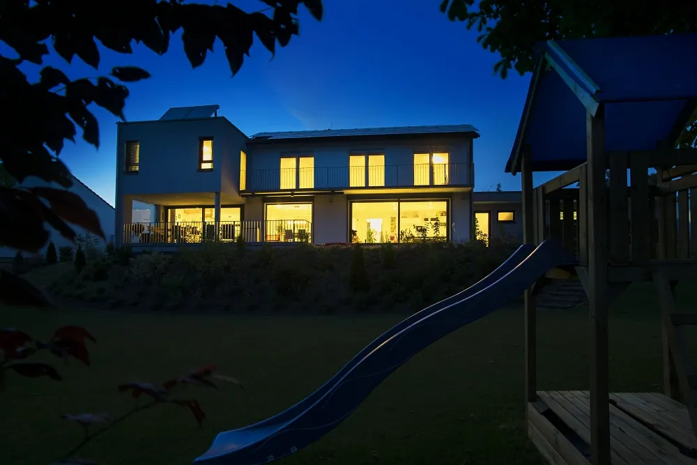 Anbau des sanierten Einfamilienhauses in Ehingen bei Tageslicht